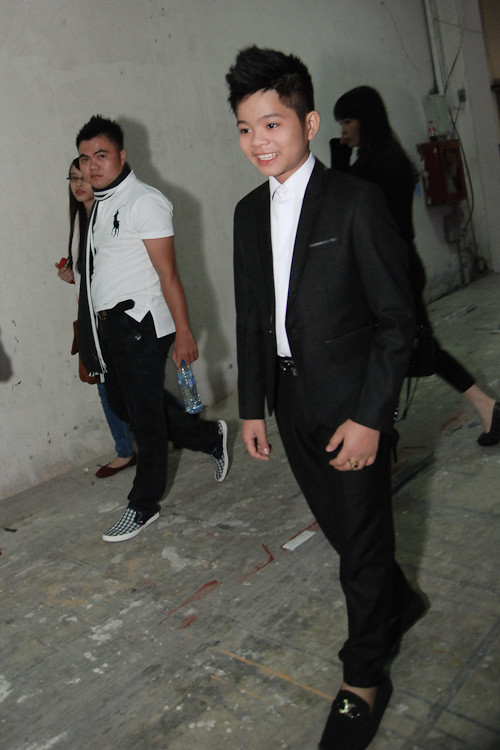 Quang Anh cũng ăn diện bảnh bao và thênh thang dạo bước. Đây là một trong những lần hiếm hoi cậu bé không bị vây kín bởi người hâm mộ mỗi lần ra HN công diễn.