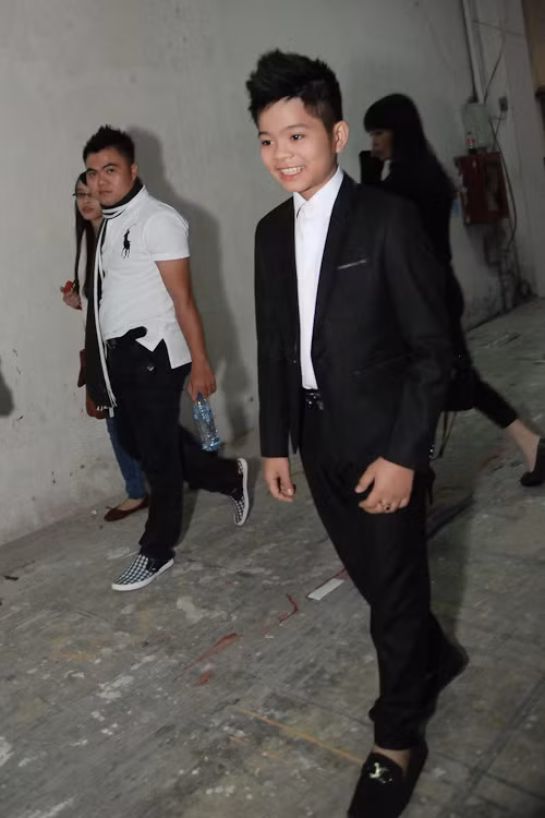 Quang Anh cũng ăn diện bảnh bao và thênh thang dạo bước. Đây là một trong những lần hiếm hoi cậu bé không bị vây kín bởi người hâm mộ mỗi lần ra HN công diễn.