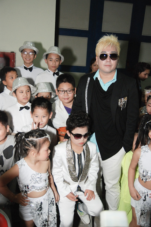 Mặc dù đến một đất nước xa xôi, Psy không hề tỏ ra lùng túng.