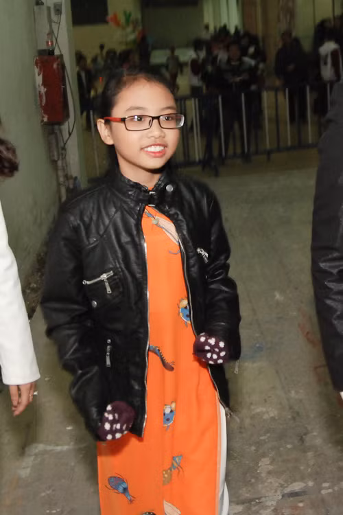 Tối qua, Phương Mỹ Chi đã diện một chiếc áo dài trở lại chương trình sau những tin đồn về catse gây ồn ào.