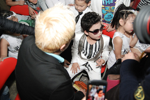 Nam ca sĩ nhí luôn thể hiện sự tươi vui của mình.