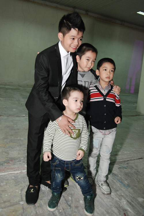 Luôn giữ được nụ cười tươi, Quang Anh thể hiện được phong thái chuyên nghiệp của mình dù mới gia nhập vào giới giải trí.