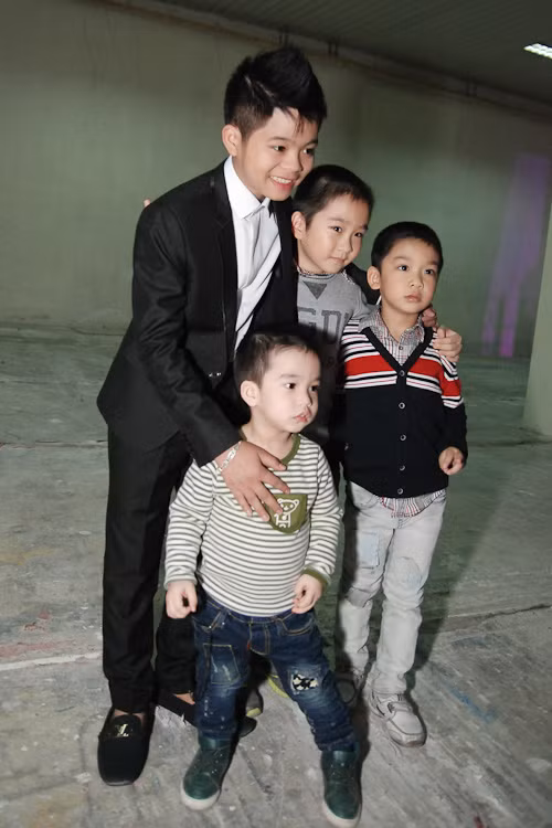 Luôn giữ được nụ cười tươi, Quang Anh thể hiện được phong thái chuyên nghiệp của mình dù mới gia nhập vào giới giải trí.