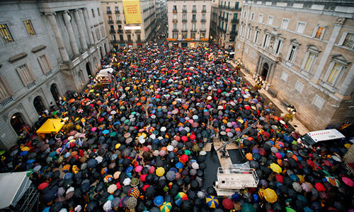 Những người biểu tình tập trung bên phía ngoài Generalitat de Catalunya ở Barcelona ngày 30/9.