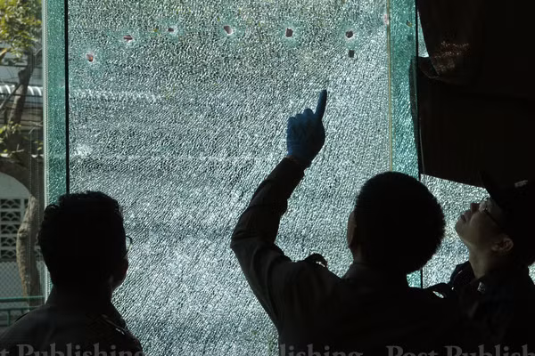 Vào khoảng 2h 30 hôm nay, các tay súng bắn khoảng 8 viên đạn vào trụ sở của Đảng Dân chủ.