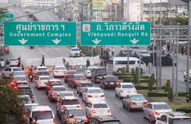 Dòng xe ô tô bị ngưng trệ do đoàn người biểu tình gây nên. Trong một diễn biến khác, bà Yingluck hôm nay đã mời đại diện các bên tham gia cuộc họp để bàn về đề xuất của Ủy ban Bầu cử để thay đổi ngày bầu cử.