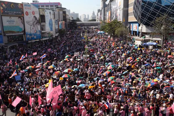 Vào cuối giờ trưa hôm nay, hàng nghìn người đổ dồn về trước cửa Trung tâm thương mại MBK, gần với giao lộ Pathumwan.