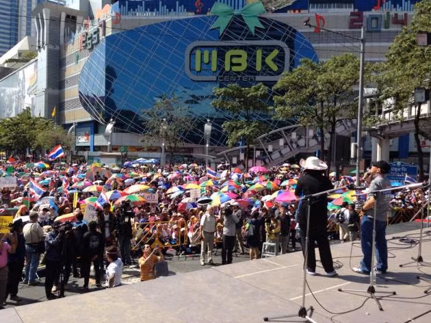 Thành viên chủ chốt của PDRC lập sân khấu ở đây để diễn thuyết những bài phản đối chính phủ của Thủ tướng Yingluck Shinawatra.