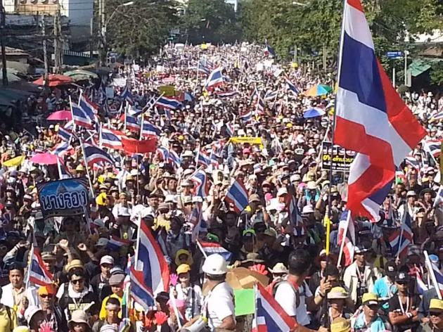 Cờ, biểu ngữ ngập tràn ở giao lộ này.