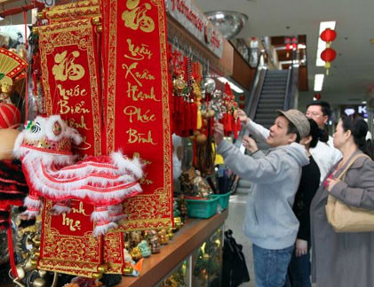 Việt kiều tới gian hàng Bolsa ở Little Sài Gònđể sắm đồ Tết.