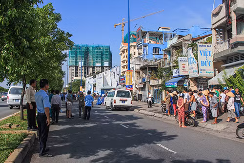 Rất đông người dân theo dõi vụ việc.