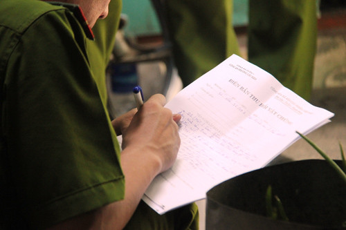 Lực lượng công an thu giữ nhiều tang vật quan trong liên quan đến vụ án.