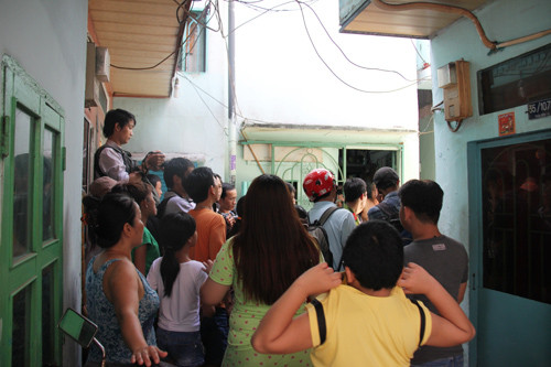 Nhiều người đứng chật kín xem lực lượng công an khám nghiệm nơi hung thủ ra tay sát hại nạn nhân.