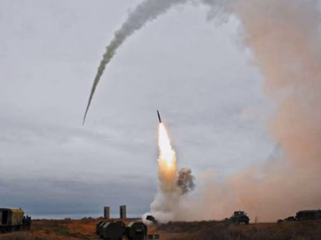 Hệ thống tên lửa S-400 sử dụng nhiều loại tên lửa; loại tên lửa đầu tiên được giới thiệu là 48N6DM (48N6E3), đây là phiên bản nâng cấp của 48N6M với hệ thống động cơ đẩy mạnh, có khả năng tấn công mục tiêu trong phạm vi 250 km. Nó cũng sử dụng tên lửa của hệ thống S-300PMU trước kia, mà hiện đang có trong biên chế của Quân đội Ấn Độ.