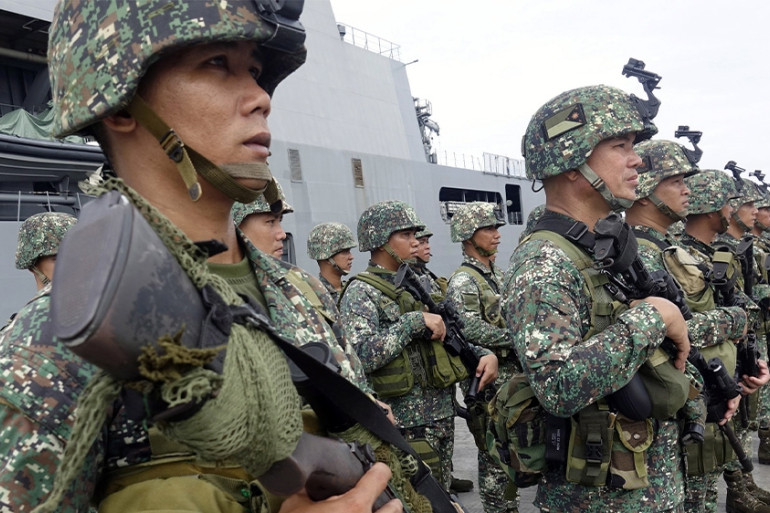 Ngoài ra, chính phủ Philippines cũng cảnh báo Mỹ, không được triển khai vũ khí hạt nhân trên lãnh thổ của họ. Trong quá khứ, Mỹ đã có 2 căn cứ quân sự lớn nhất ở nước ngoài nằm ở Philippines (căn cứ không quân Clark và hải quân Subic), nhưng do có những hành vi không đúng mực của binh lính Mỹ, đã gây ra nhiều rắc rối cho người dân địa phương.