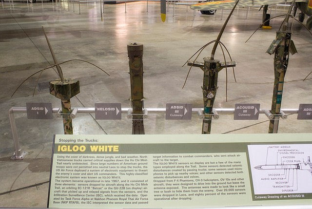 Tiểu đội trưởng Nguyễn Khang thuộc Binh trạm 34, trên đường Trường Sơn tên đã nảy ra ý tưởng rất hay. Anh đã lên kế hoạch, tiến hành vặt râu tất cả các cảm biến để nó ngừng hoạt động. Sau đó tìm những hẻm núi không có người, cho những cảm biến này hoạt động trở lại.