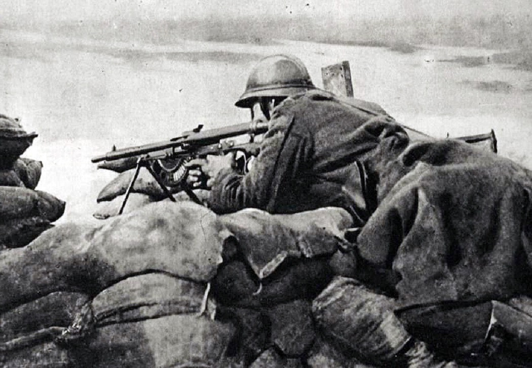 Đứng đầu bảng xếp hạng khẩu súng bộ binh tệ nhất là súng máy hạng nhẹ Chauchat (Sô sô), được sản xuất bởi công ty xe đạp Gladiator Chauchat của Pháp; súng máy Chauchat là một trong những vũ khí tự động cấp tiểu đội đầu tiên, từng được sản xuất. Được trang bị cho quân đội Pháp và sau đó là quân đội Mỹ trong Thế chiến thứ nhất.