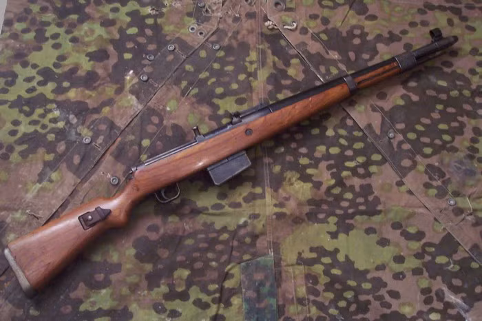 Đứng thứ ba trong danh sách khẩu súng tệ nhất lịch sử, là mẫu súng trường bán tự động Gewehr 41 của Quân đội Đức phát xít; mặc dù quân đội Đức vào đầu thế chiến 2 được trang bị súng trường Karabiner 98k; các kỹ sư Đức tìm mọi cách để tăng tốc độ bắn của súng và kết quả là khẩu Gewehr 41 ra đời.