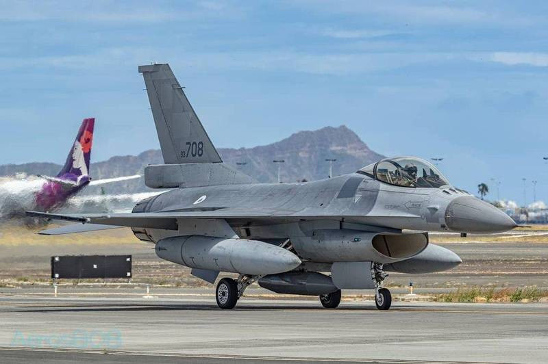 Việc một chiếc F-16 của Đài Loan F-16A, do đại tá Chiang Cheng-chih điều khiển, đã đâm xuống biển vào tháng 11/2020, cũng có thể do tâm lý căng thẳng, do phải đối phó với máy bay chiến đấu Trung Quốc trong thời gian qua của Đài Loan. Nguồn ảnh: Pinterest.