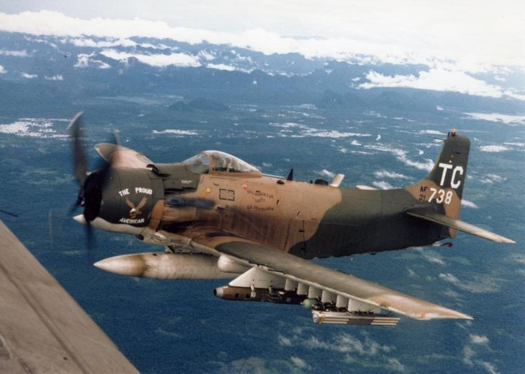 Nhưng khi máy bay chiến đấu phản lực ra đời, Skyraider phải đóng vai trò trong việc yểm trợ trực tiếp bộ binh và tấn công đối phương ở tầm gần (cường kích). Do đó, thân máy bay được bọc thép khá tốt và có khả năng chịu đựng, ngay cả khi trúng đạn.