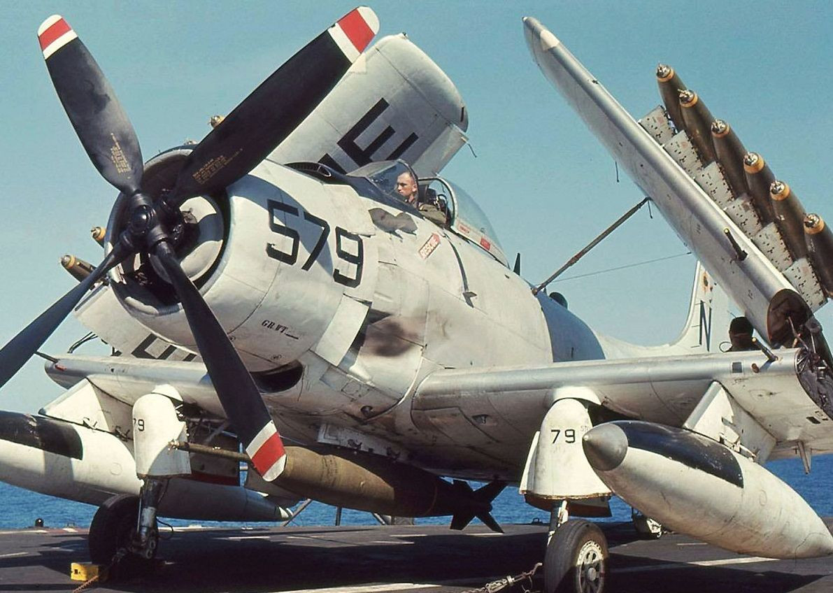 Nếu trong một lần xuất kích, với trọng lượng bom đạn trung bình (2.500 kg), thì chiếc Skyraider có thể thực hiện một phi vụ tổng cộng là 5 giờ bay liên tục. Vì vậy, Skyraider có thể liên tục quần thảo trên trận địa ,với thời gian rất lâu và khi có lệnh thì tiến công được ngay.