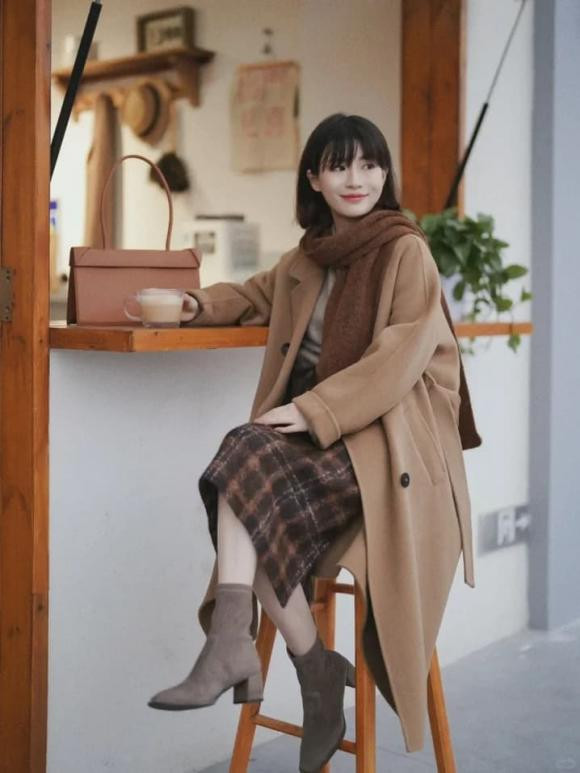 br/> Bò Cạp (23/10 - 21/11): Lá phong đỏ, cam bí đỏ, há cảo hạt dẻ. Vận mệnh của Bọ Cạp năm nay khá tốt nhưng sẽ không quá suôn sẻ, quý nhân có vận mệnh mạnh mẽ hơn và có cơ hội nhận được tài nguyên từ người khác nhiều hơn. Màu đỏ lá phong, cam bí đỏ, bánh bao hạt dẻ là những màu sắc mùa thu mát mẻ, thích hợp nhất để thể hiện sự kiềm chế và sâu sắc của bạn, là những màu may mắn của bạn trong năm 2024. 