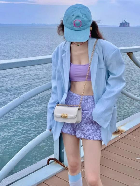 Nhân Mã (22/11 – 21/12): xanh tím. Nhân Mã năm 2024 sẽ dần cải thiện, chỉ cần bạn có thể tập trung vào công việc và cuộc sống hiện tại và có được sự ổn định thì vận may sau này của bạn sẽ ngày càng tốt hơn. Năm nay thích hợp để bạn mặc quần áo hoặc phụ kiện màu xanh và tím, hoặc bạn có thể chọn denim làm chủ đề trang phục của mình.