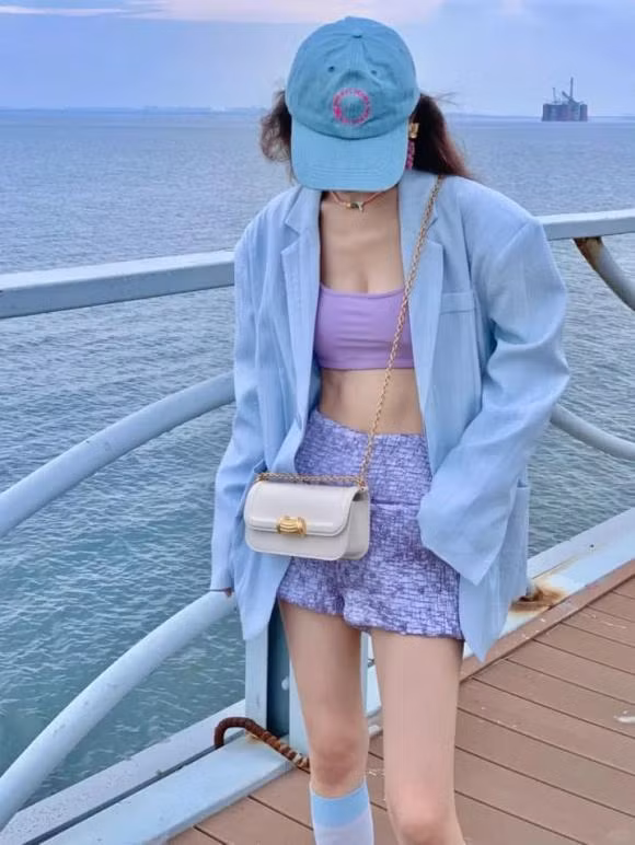 Nhân Mã (22/11 – 21/12): xanh tím. Nhân Mã năm 2024 sẽ dần cải thiện, chỉ cần bạn có thể tập trung vào công việc và cuộc sống hiện tại và có được sự ổn định thì vận may sau này của bạn sẽ ngày càng tốt hơn. Năm nay thích hợp để bạn mặc quần áo hoặc phụ kiện màu xanh và tím, hoặc bạn có thể chọn denim làm chủ đề trang phục của mình.