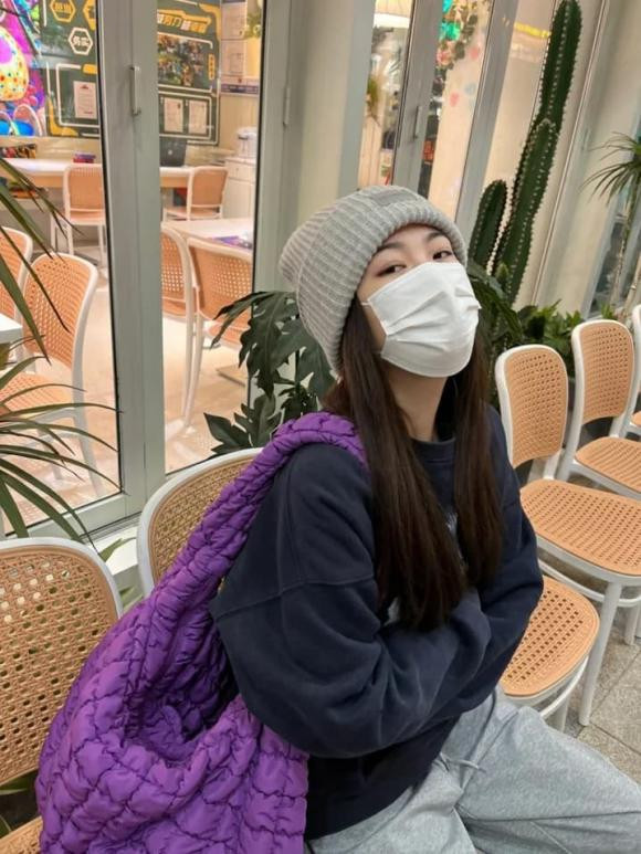 Bảo Bình (20/1 - 18/2): xanh da trời, đen sáng, tím nho. Bảo Bình chú ý! Năm 2024 sẽ là một năm đầy khám phá và biến đổi, cơ hội và thách thức của bạn đều đến từ những thay đổi của môi trường, nhưng đừng lo lắng, hãy khoác lên mình những màu sắc may mắn: xanh da trời, đen sáng, tím nho và biến mọi khó khăn thành bạn cơ hội!