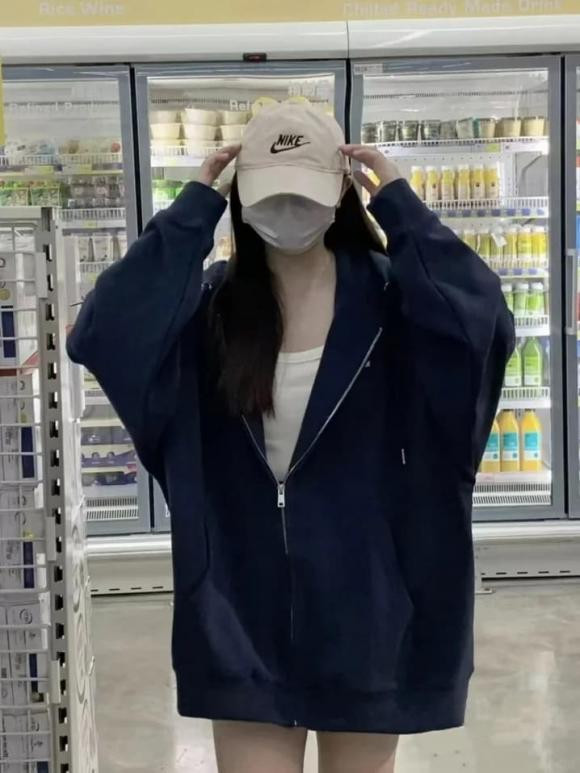 Cự Giải (21/6 – 22/7): Chàm. Năm nay, Cự Giải sẽ dễ tỏa sáng hơn trong các lĩnh vực sự nghiệp, hội nhóm hay các mối quan hệ xã hội, bạn có thể tận dụng những lợi thế của mình để hình thành những mối quan hệ tốt đẹp và mở rộng khả năng phát triển. Còn màu sắc may mắn là màu chàm ấm áp, điềm tĩnh sẽ thuộc về bạn.