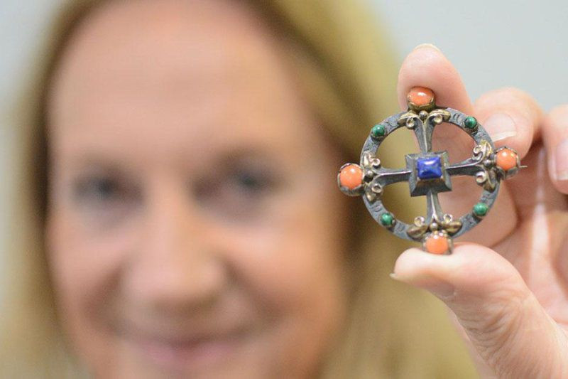 Lý do chiếc trâm cài mua ở chợ bất ngờ được trả giá nửa tỷ Ly do chiec tram cai mua o cho bat ngo duoc tra gia nua ty