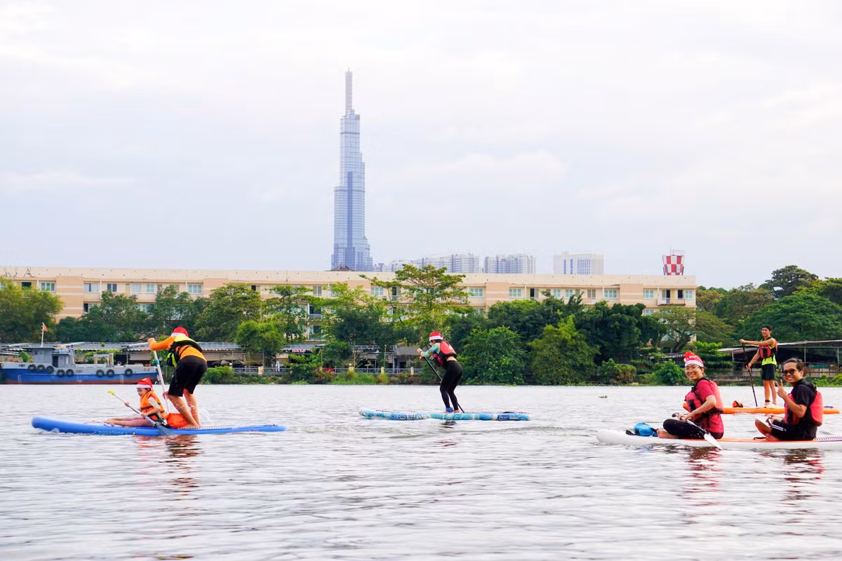 Du khách chèo sup trên sông Sài Gòn. Ảnh: Saigon Paddle – Trạm Chèo