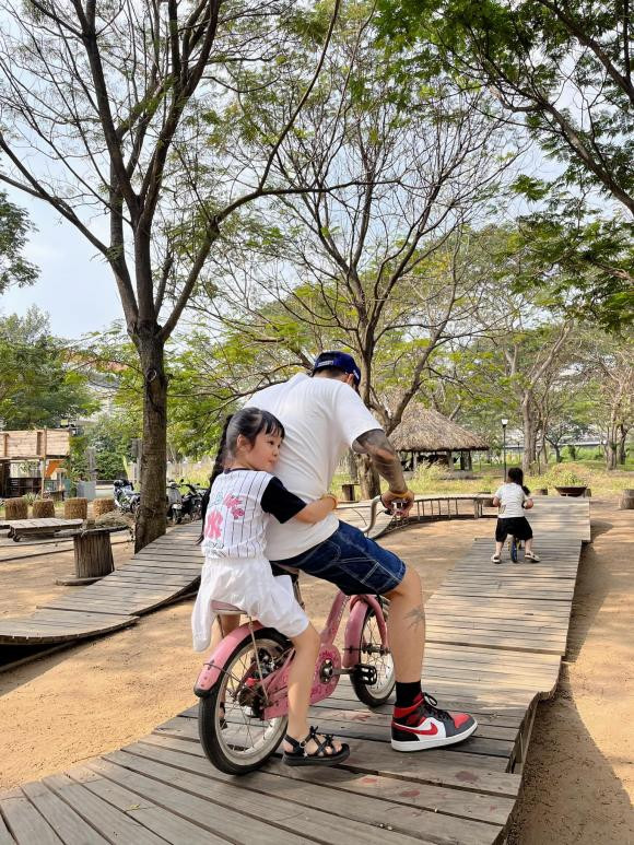 Không chỉ vậy, khi ngồi sau xe, ái nữ cũng đã vòng tay ôm Đạt G rất chặt và đủ hiểu mối quan hệ tình cảm đến cỡ nào. Thời gian qua, Đạt G cũng thường xuyên đưa đón các nhóc tì đi học, đồng thời yêu thương và chăm sóc Cindy Lư hết mực.