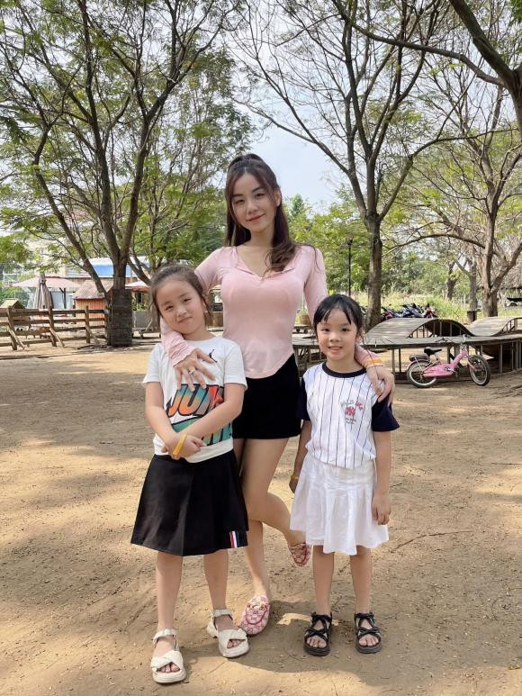 Sau khi chính thức thông báo nối lại tình xưa, chuyện tình cảm của Cindy Lư - vợ cũ Hoài Lâm và Đạt G nhận được nhiều sự quan tâm từ khán giả. Không chỉ vậy, cô cũng chăm đăng tải những khoảnh khắc của Đạt G và các con lên trang cá nhân, đồng thời nhận được sự quan tâm lớn từ cộng đồng mạng.