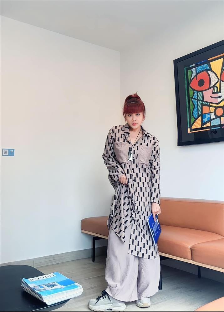 iên quan đến vấn đề trên, trong cuộc trò chuyện cùng phóng viên Dân Trí hồi năm 2020, Lưu Thiên Hương khẳng định tổ ấm của cô vẫn bình thường. "Chúng tôi vẫn bình thường như bao cặp vợ chồng khác, bình yên và không có gì để nói chứ tôi không giấu. Nhiều người nghĩ tôi ly hôn, nhưng đó chỉ là lời đồn", cô nói (Ảnh: Facebook nhân vật).