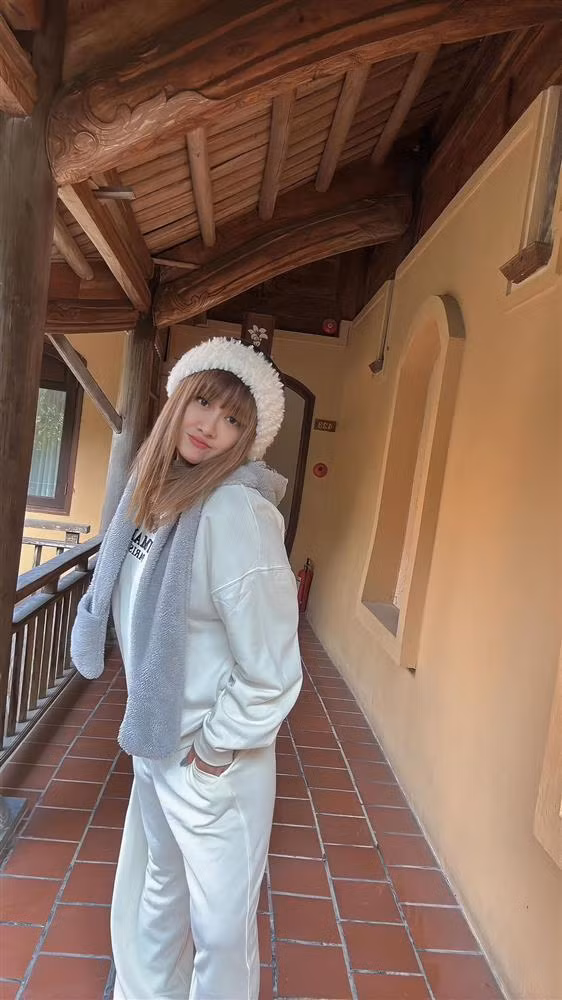 Lưu Thiên Hương được nhận xét sở hữu nhan sắc trẻ trung cùng phong cách thời trang hiện đại. Ở tuổi 47, nữ nhạc sĩ vẫn hăng say với công việc, tuy nhiên, cô vẫn dành thời gian cho bản thân như đi du lịch, nghỉ dưỡng (Ảnh: Facebook nhân vật).