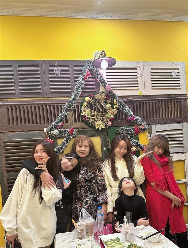 ưu Thiên Hương và con gái đang sống tại TPHCM. Ở đây, cô được sống gần mẹ, em gái và các cháu. Nữ nhạc sĩ cũng thường xuyên cập nhật những khoảnh khắc ăn uống, tiệc tùng bên các thành viên trong gia đình (Ảnh: Facebook nhân vật).