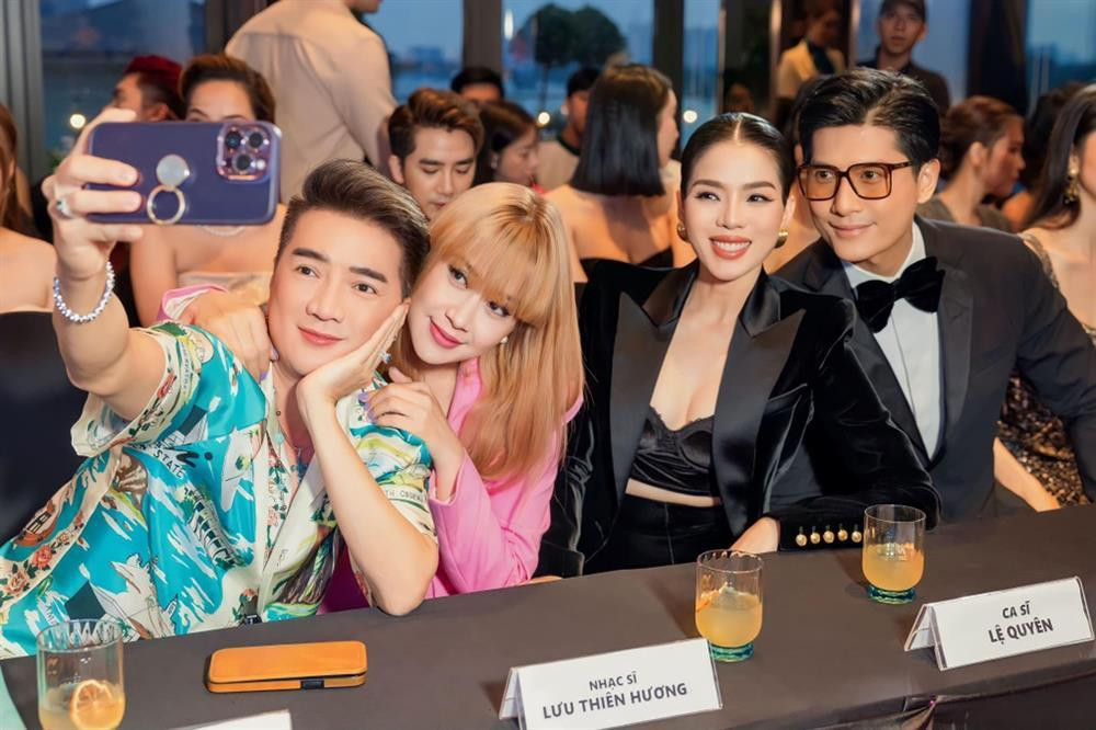 rong nghề, Lưu Thiên Hương được đồng nghiệp nhận xét là người khá thẳng tính. Trước những vấn đề liên quan đến chuyên môn, nữ nhạc sĩ không ngại lên tiếng và đưa ra quan điểm cá nhân (Ảnh: Facebook nhân vật).