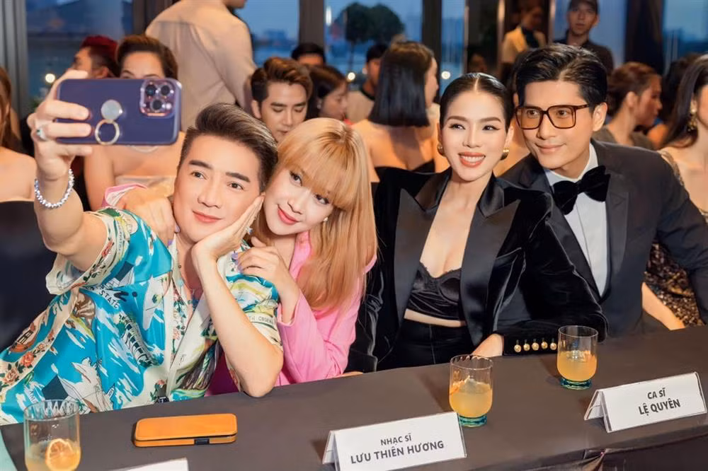 Trong nghề, Lưu Thiên Hương được đồng nghiệp nhận xét là người khá thẳng tính. Trước những vấn đề liên quan đến chuyên môn, nữ nhạc sĩ không ngại lên tiếng và đưa ra quan điểm cá nhân (Ảnh: Facebook nhân vật).