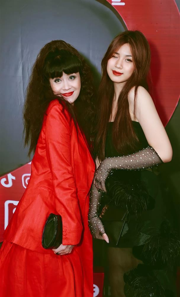 ơn 20 năm về chung nhà, nhưng Lưu Thiên Hương hiếm khi nhắc đến ông xã trước truyền thông. Thời điểm nữ nhạc sĩ quyết định Nam tiến, nhiều người còn đặt nghi vấn cuộc hôn nhân của cô đã đổ vỡ (Ảnh: Facebook nhân vật).