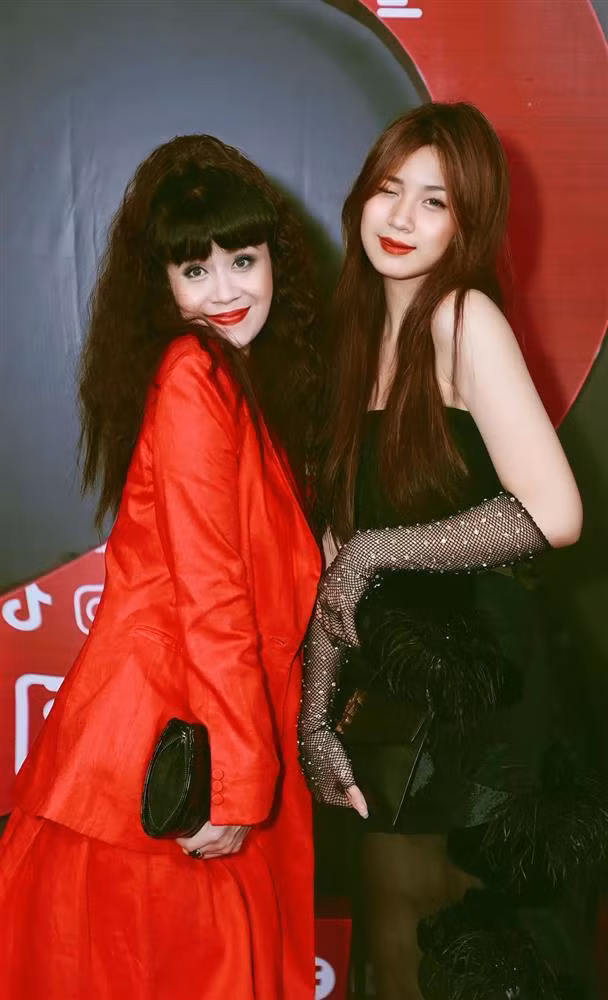 Hơn 20 năm về chung nhà, nhưng Lưu Thiên Hương hiếm khi nhắc đến ông xã trước truyền thông. Thời điểm nữ nhạc sĩ quyết định Nam tiến, nhiều người còn đặt nghi vấn cuộc hôn nhân của cô đã đổ vỡ (Ảnh: Facebook nhân vật).