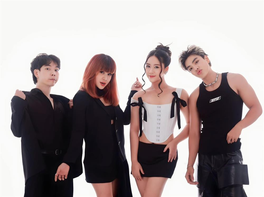 hững năm gần đây, Lưu Thiên Hương chuyển hẳn vào TPHCM để hoạt động nghệ thuật. Nữ nhạc sĩ thành lập công ty riêng chuyên đào tạo ngôi sao trẻ và xây dựng studio cho mình. Ngoài ra, cô còn đảm nhận vai trò giảng dạy các học viên có đam mê ca hát (Ảnh: Facebook nhân vật).