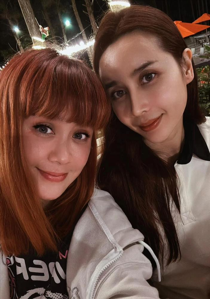 hời điểm Lưu Hương Giang gặp sóng gió, Lưu Thiên Hương luôn bên cạnh động viên và an ủi em gái. Nữ nhạc sĩ từng chia sẻ với em gái: "Cuộc sống có khó khăn như thế nào thì cứ về đây có chị em và cả nhà mình thương yêu vô điều kiện" (Ảnh: Facebook nhân vật).