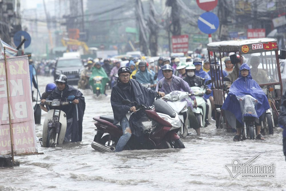 Ha Noi mua lon, nu sinh hon hen vuot song ve nha-Hinh-4