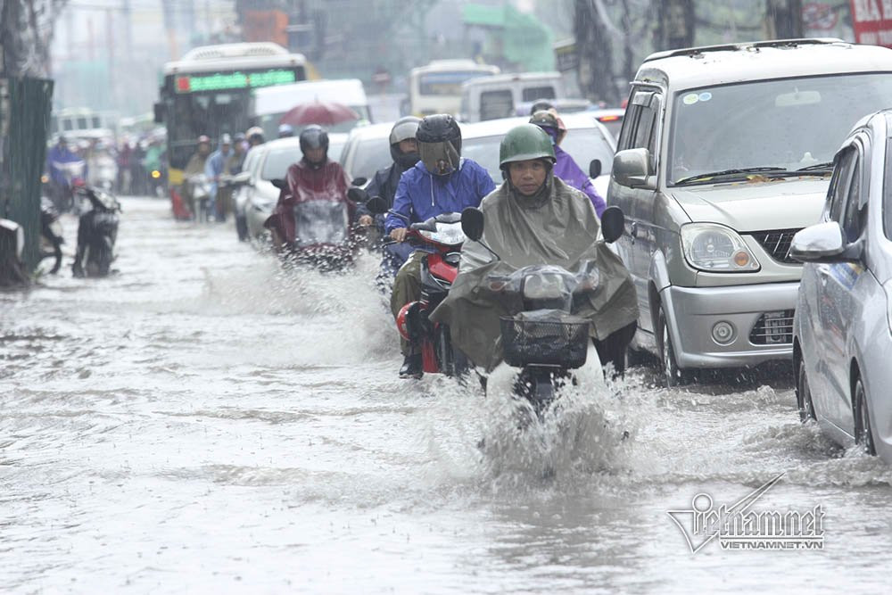 Ha Noi mua lon, nu sinh hon hen vuot song ve nha