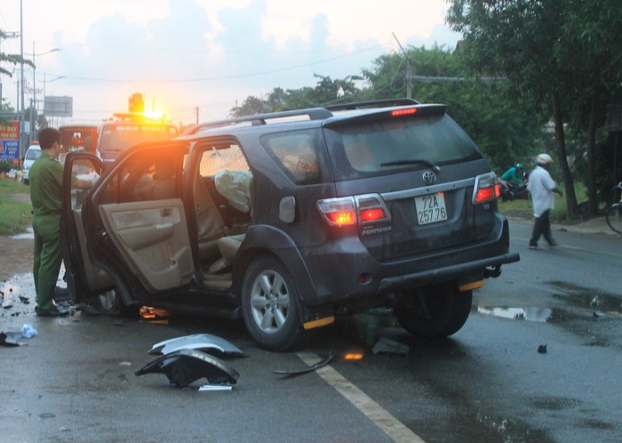 Vũng Tàu: Hai ô tô đấu đầu làm 2 người chết, 6 người bị thương Vung Tau: Hai o to dau dau lam 2 nguoi chet, 6 nguoi bi thuong