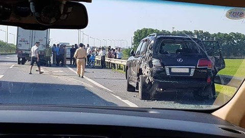 Xe Lexus bien tu quy 8 bi dam bep, tai xe tu vong: Cua dai gia khoang san