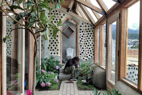 Kiến trúc sư chồng lốp xe và chai lọ thành ngôi nhà đẹp lạ - Hình 2 Kien truc su chong lop xe va chai lo thanh ngoi nha dep la-Hinh-2