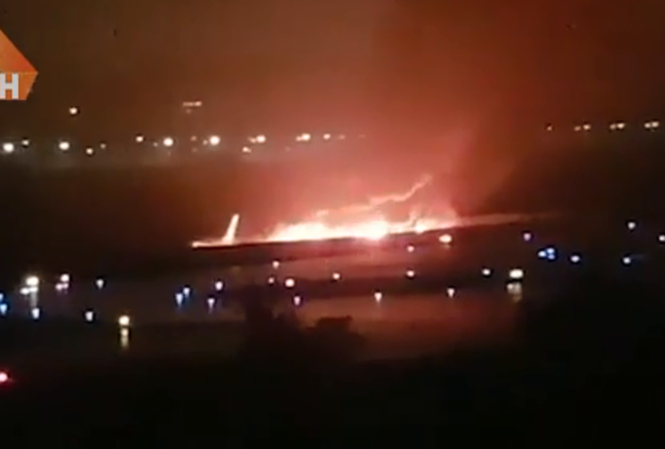 May bay cho 166 nguoi chay du doi khi ha canh