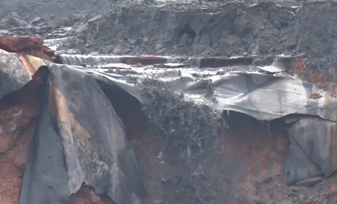 Vỡ đập hồ chứa, 45.000 m3 chất thải phân bón tràn vào nhà dân Vo dap ho chua, 45.000 m3 chat thai phan bon tran vao nha dan